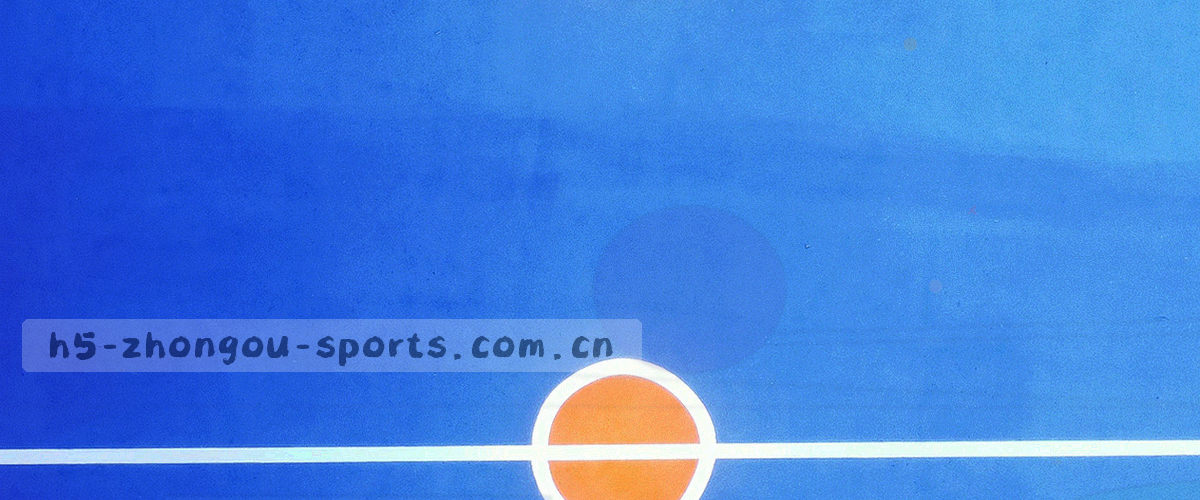 大型体育场全景，灯光点亮